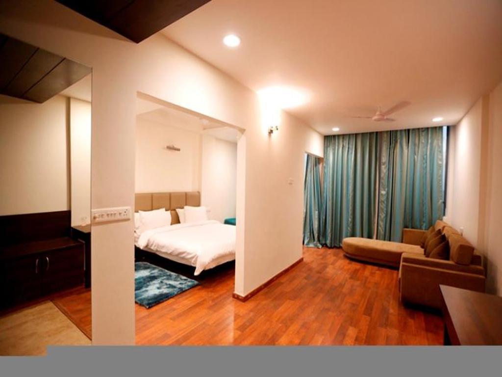 Hotel Sobti Continental Rudrapur Quarto foto